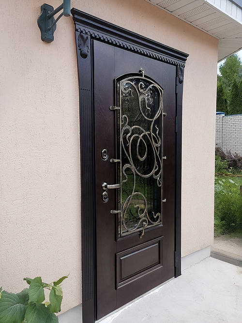 Входная уличная дверь с карнизом