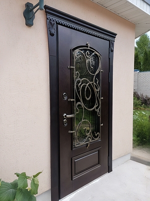 Входная уличная дверь с карнизом