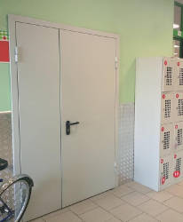 Полуторная дверь в супермаркете Полуторная дверь в супермаркете